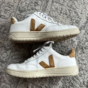 Veja V-12 size 7 EUR 38